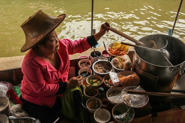 femme dans restaurant de rue chiang rai