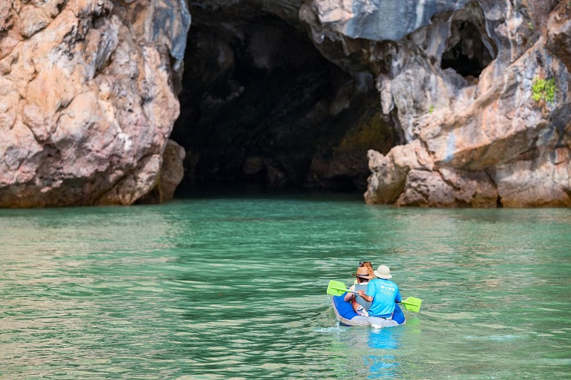 Phang nga bay - criques totalement isolées et les grottes du rocher james bond